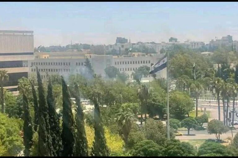 Σφοδρές ισραηλινές επιθέσεις στη Δαμασκό: Πλήγματα σε κυβερνητικά κτήρια – Αναφορές για νεκρούς (εικόνες & βίντεο)