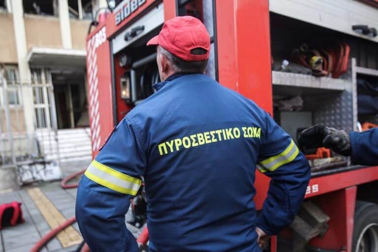 Συναγερμός στο νοσοκομείο «Άγιος Ανδρέας» στην Πάτρα – Εκκενώνεται η ΜΕΘ λόγω της φωτιάς (εικόνες & βίντεο)