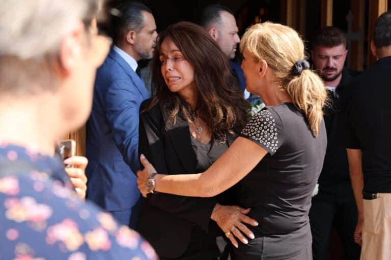 Συντετριμμένη η Βούλα Πατουλίδου στην κηδεία του συζύγου της και Ολυμπιονίκη της άρσης βαρών, Δημήτρη Ζαρζαβατσίδη (εικόνες & βίντεο)