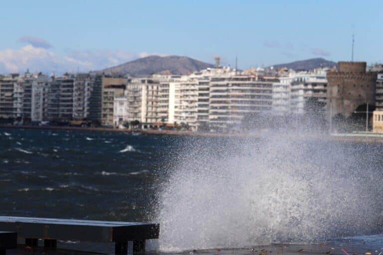Συναγερμός στη Θεσσαλονίκη: Άνδρας έπεσε στον Θερμαϊκό και ανασύρθηκε από περαστικούς
