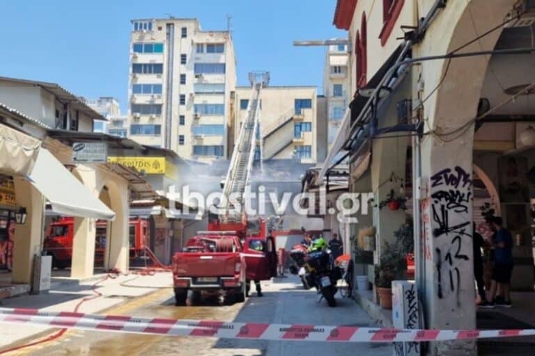 Θεσσαλονίκη: Μαίνεται η φωτιά στο Καπάνι – Στο νοσοκομείο με αναπνευστικά προβλήματα τρεις πυροσβέστες (βίντεο)