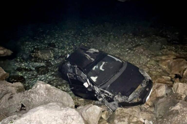 Σοβαρό τροχαίο στη Λευκάδα: ΙΧ εξετράπη και «προσγειώθηκε» στη θάλασσα – Τραυματίστηκε ο οδηγός