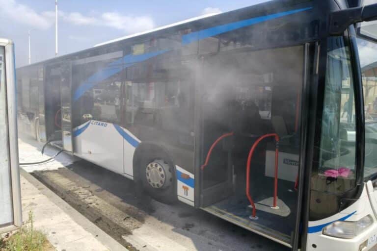 Βόλος: Αστικό λεωφορείο έπιασε φωτιά εν κινήσει (εικόνες)