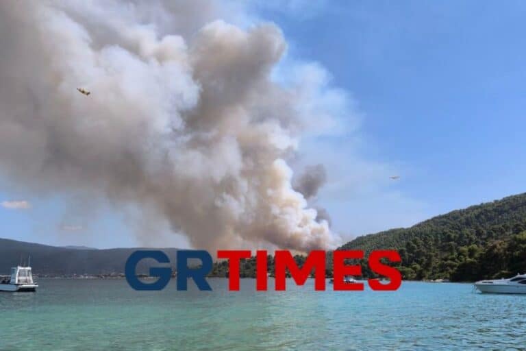 Μαίνεται η φωτιά στη Βουρβουρού Χαλκιδικής: Μάχη για να σωθεί το πευκοδάσος – Ενισχύονται οι δυνάμεις (βίντεο)