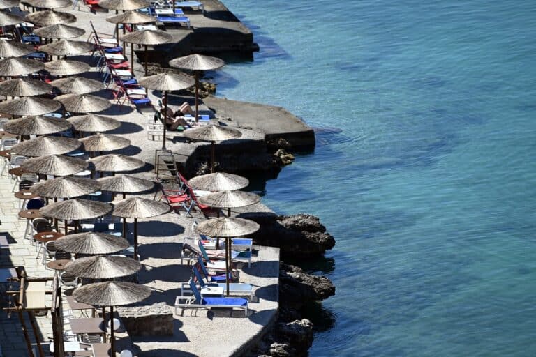 «Βροχή» οι καταγγελίες για παραβάσεις στις παραλίες – Ξηλώθηκε beach bar στη Χαλκιδική