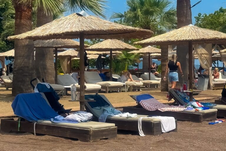 «Μπαράζ» ελέγχων της ΑΑΔΕ σε ξενοδοχεία, ταβέρνες και παραλίες – Πάνω από 3.000 καταγγελίες σε δύο μήνες  