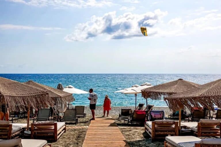 Ξηλώνονται ξαπλώστρες σε παραλίες των Κυκλάδων και της Αττικής – Πάνω από 3.500 καταγγελίες πολιτών (βίντεο)