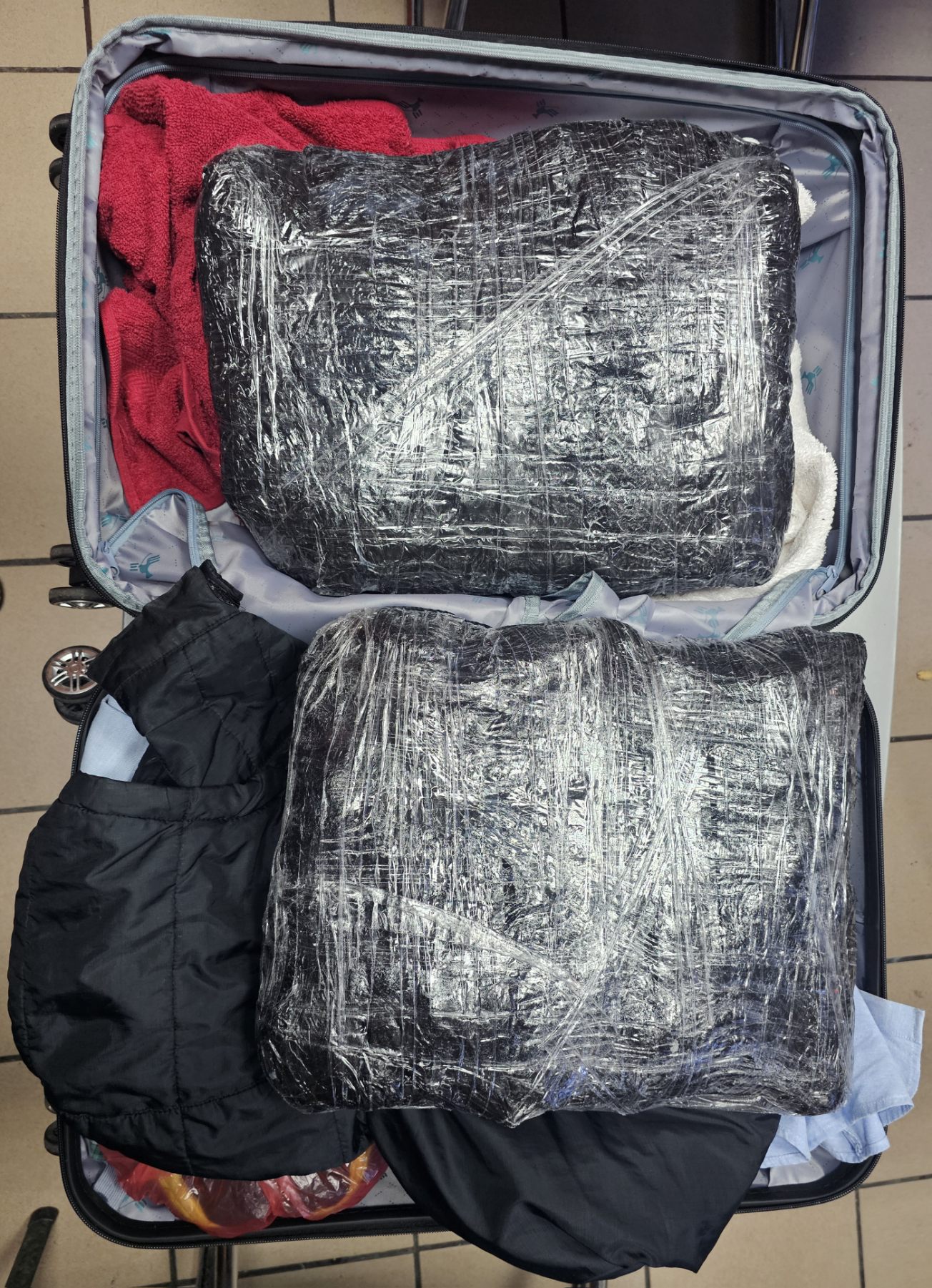 04 08 2025 xios elas narkotika ellinas 2