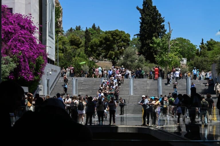 Μουσείο Ακρόπολης: «Τσαντάκιας» ξυλοφορτώθηκε μέχρι λιποθυμίας από το… θύμα του