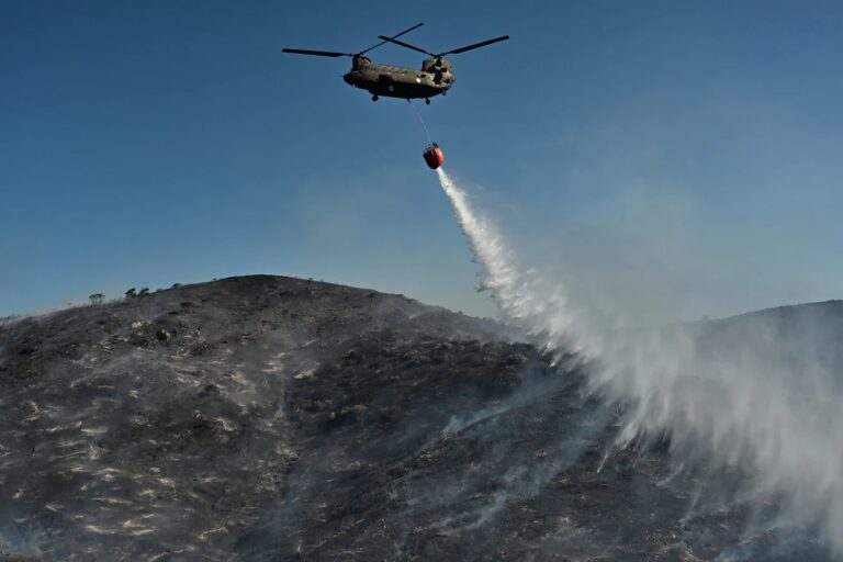 Ανεξέλεγκτες οι φωτιές σε Αχαΐα, Πρέβεζα, Χίο και Ζάκυνθο – Ραγίζει καρδιές η εικόνα των εξαντλημένων πυροσβεστών (βίντεο)
