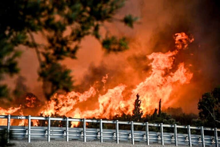 Εκκενώνεται όλη η Κάτω Αχαΐα: Θα δοθεί ολονύχτια μάχη – Μπαράζ μηνυμάτων από το 112, απόκοσμες εικόνες και κυκλοφοριακές ρυθμίσεις (βίντεο)