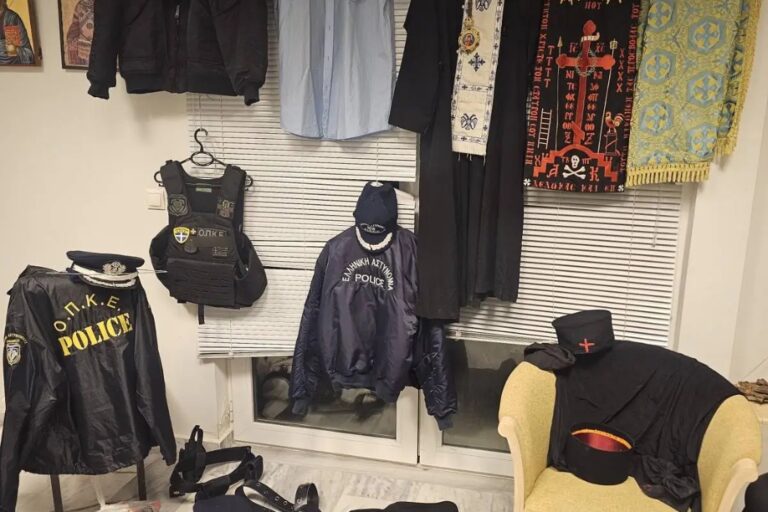 Χανιά: 53χρονος παρίστανε τον ιερέα και τον αστυνομικό – Κατασχέθηκε οπλισμός και κλεμμένα εκκλησιαστικά είδη (εικόνες & βίντεο)