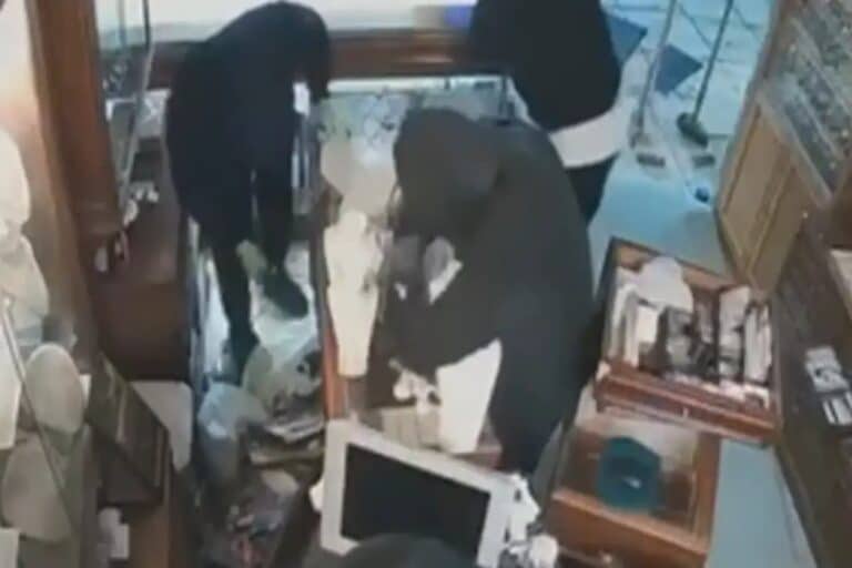 Θεσσαλονίκη: Βίντεο-ντοκουμέντο από διάρρηξη σε κοσμηματοπωλείο – Πάνω από 194.000 ευρώ η λεία των δραστών