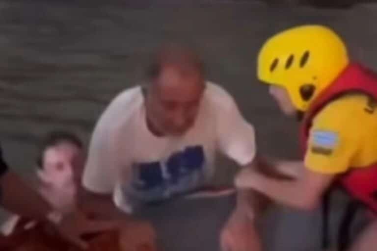 Συγκλονιστικό βίντεο στα Βραχνέικα Αχαΐας: Επιχείρηση απεγκλωβισμού πολιτών από εθελοντές