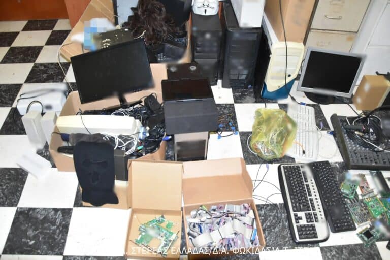 Φωκίδα: Συνελήφθησαν τέσσερις ανήλικοι μέλη εγκληματικής ομάδας – Διέπραξαν σωρεία φθορών και κλοπών σε σχολεία (εικόνες)