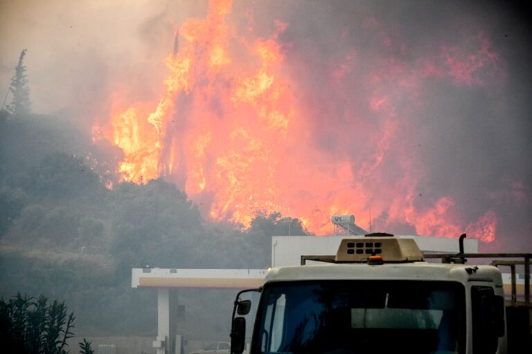 Φωτιά στην Αχαϊα: Έκλεισε η Πατρών – Πύργου με εντολή της Τροχαίας (video)