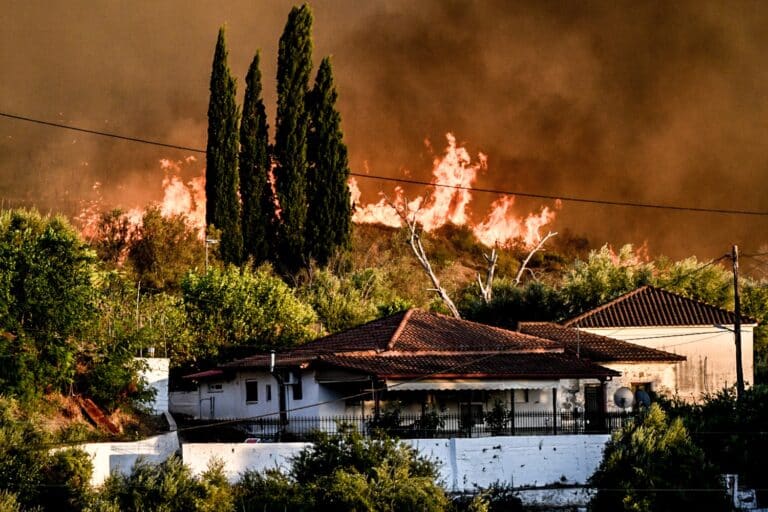 Φωτιά στην Ηλεία: Ελαφρώς βελτιωμένη η κατάσταση στα μέτωπα – Μάχη με τις αναζωπυρώσεις (εικόνες & βίντεο)