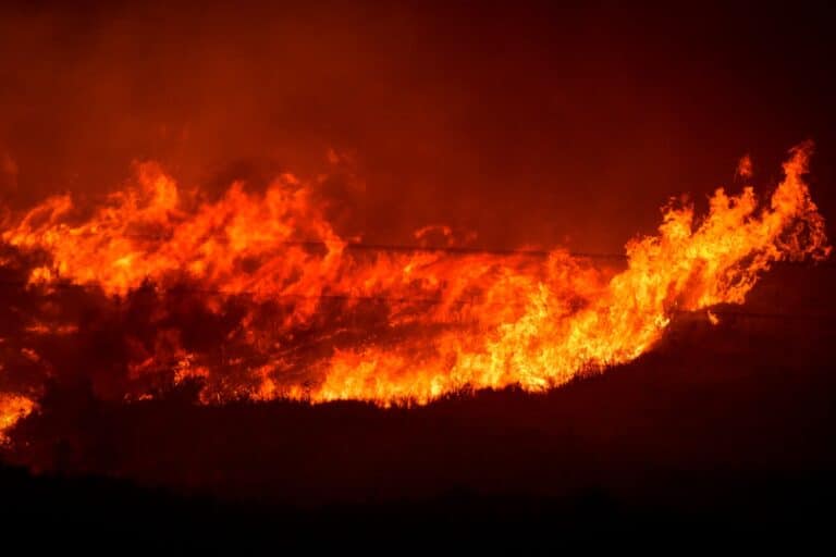 Υπό μερικό έλεγχο οι εστίες φωτιάς στα Γρεβενά – Νέα πυρκαγιά στον Δοξαρά κοντά στην πόλη