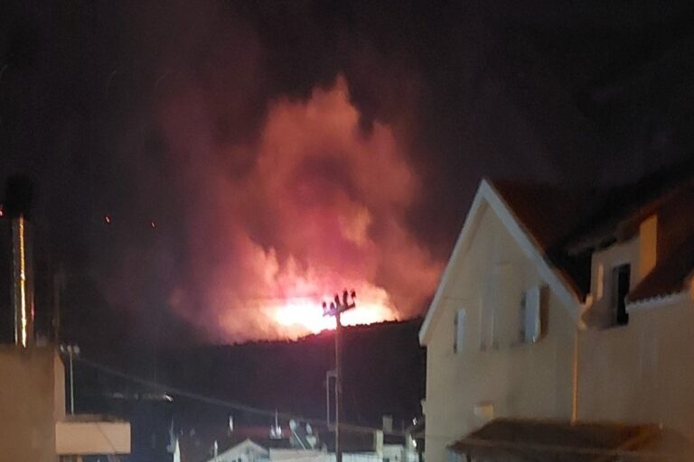 Μεγάλη φωτιά στην Κεφαλονιά: Εκκενώνονται τρεις περιοχές – Αυξημένος ο κίνδυνος πυρκαγιάς και σήμερα (12/8)