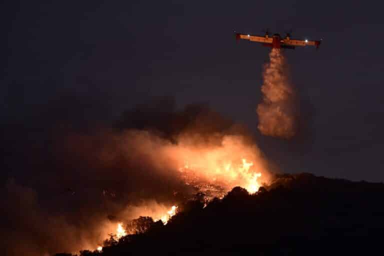 Μαίνεται η φωτιά στην Ανατολική Αττική – Μάχη με τις αναζωπυρώσεις και τους θυελλώδεις ανέμους (εικόνες & βίντεο)