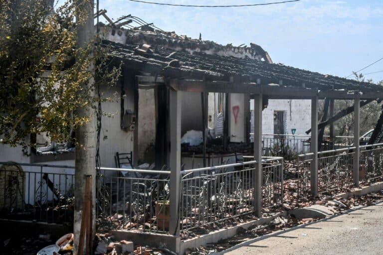 Επιταχύνεται η καταγραφή των ζημιών από τις πυρκαγιές – Στα 33 τα «κόκκινα» κτίρια στην Αχαΐα, 12 σε Πρέβεζα και Άρτα