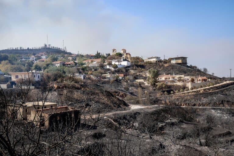 Φωτιά στη Χίο: Χωρίς ρεύμα παραμένει το 60% της Βολισσού – Πότε ξεκινά η καταγραφή των ζημιών