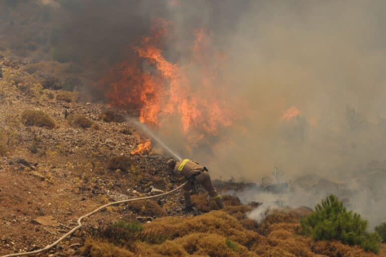 Πολιτική Προστασία: Πολύ υψηλός κίνδυνος για φωτιά το Σάββατο σε Αττική, Πελοπόννησο, Θεσσαλία και άλλες επτά περιφέρειες