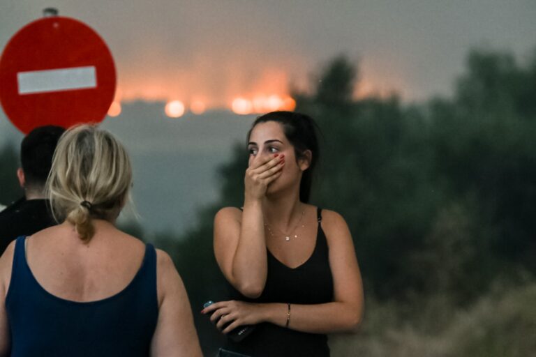 Η Ελλάδα καίγεται: Μαίνονται τα πύρινα μέτωπα σε Αχαΐα, Ζάκυνθο, Χίο, Πρέβεζα, Βόνιτσα και Κεφαλονιά