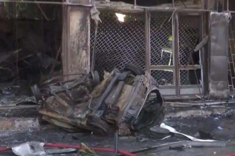 Φρίκη στο Κορωπί: Νεκρός οδηγός μετά από σφοδρή πρόσκρουση σε κατάστημα – Το όχημα και το κτίριο τυλίχθηκαν στις φλόγες