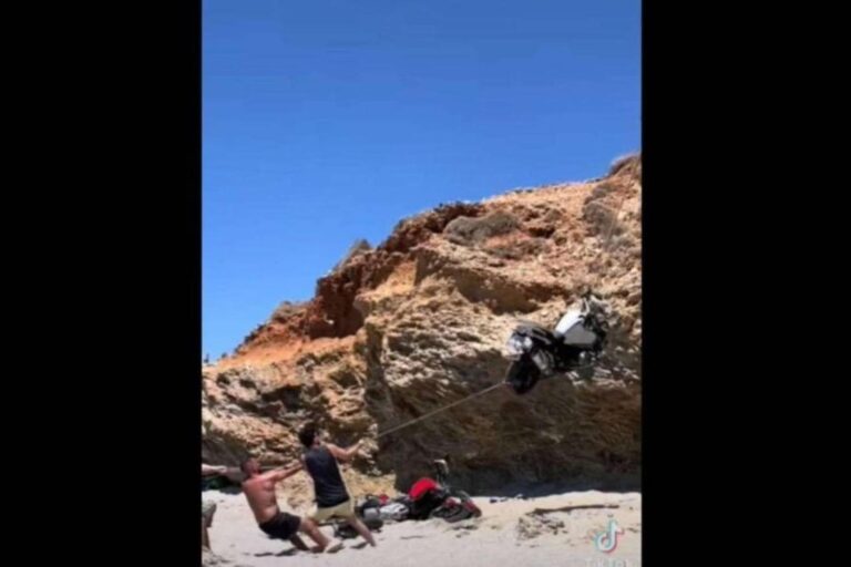 Κάρυστος: Οδηγός έριξε τρεις μοτοσυκλέτες σε γκρεμό – Γλίτωσαν τα χειρότερα λουόμενοι (βίντεο)