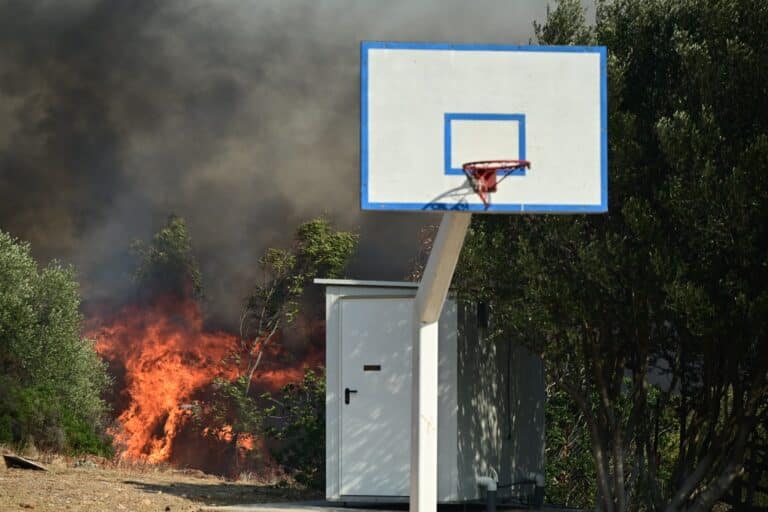 Ανεξέλεγκτη η φωτιά στην Κερατέα με ένα νεκρό – Κάηκαν σπίτια, μπαράζ μηνυμάτων του 112 για εκκενώσεις (εικόνες & βίντεο)