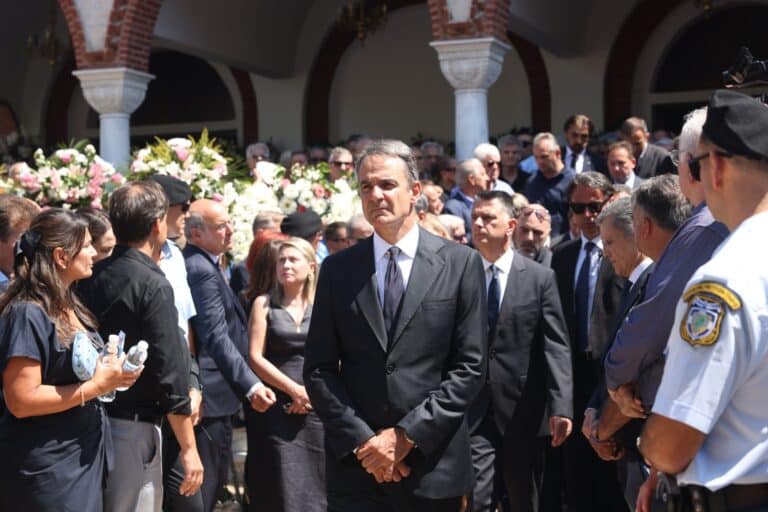 Απόστολος Βεσυρόπουλος: Σε κλίμα συγκίνησης η κηδεία του – «Έφυγε το καλύτερο παιδί» είπε ο Μητσοτάκης (εικόνες)