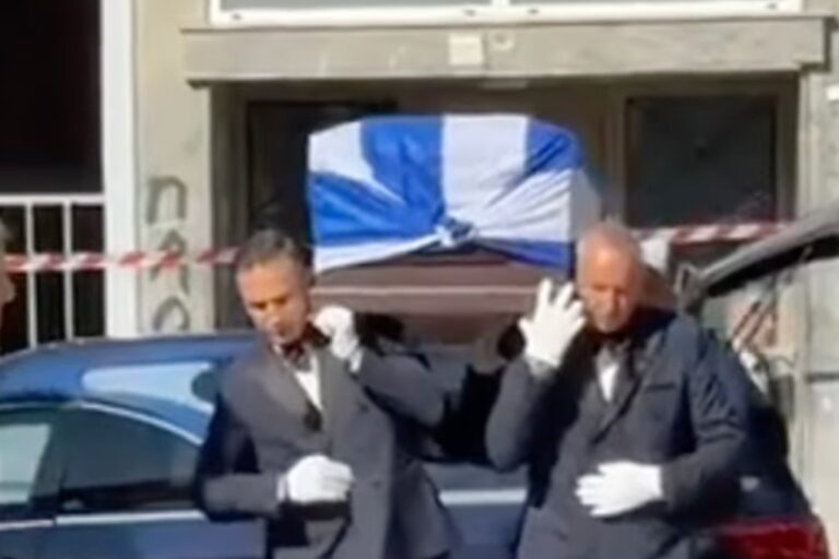 Απόστολος Βεσυρόπουλος: Θρήνος στην κηδεία του – Τυλιγμένο με την ελληνική σημαία το φέρετρό του (βίντεο)