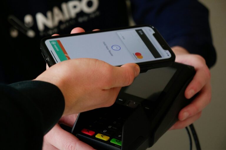 Διευκρινίσεις από την ΑΑΔΕ για τις μεταφορές χρημάτων μέσω IRIS – Πότε κινδυνεύουν με φόρο, ποιες είναι οι εξαιρέσεις