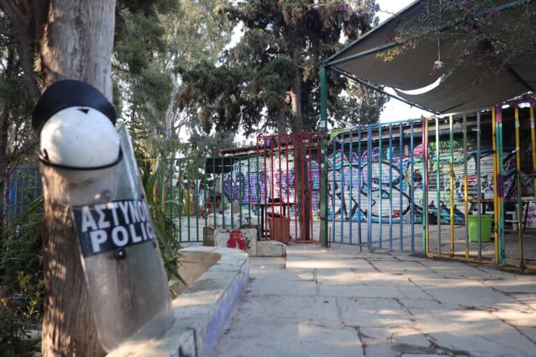 Λόφος Στρέφη: 60 αστυνομικοί προστατεύουν… τρία λουκέτα σε μια τσίγκινη πόρτα – «Τα Εξάρχεια θα γίνουν Κολωνάκι»