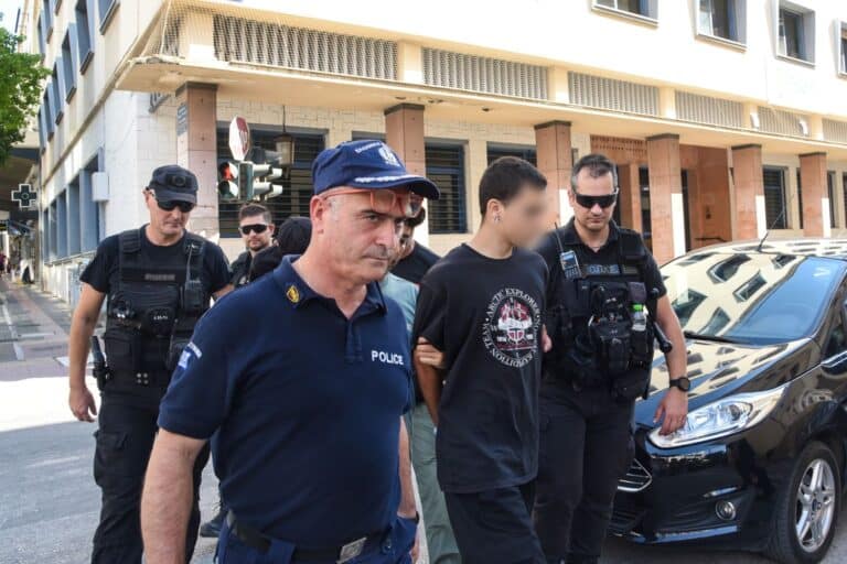 Αχαΐα: Προπηλακίστηκαν οι συλληφθέντες για τις φωτιές έξω από το Δικαστικό Μέγαρο – Θα απολογηθούν την Κυριακή (17/8) (βίντεο)