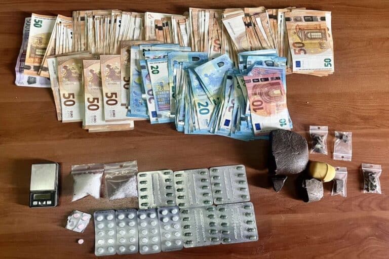 Άγιος Παντελεήμονας: Συνελήφθη 66χρονος με ηρωίνη, μεθαμφεταμίνη, χάπια και 13.250 ευρώ