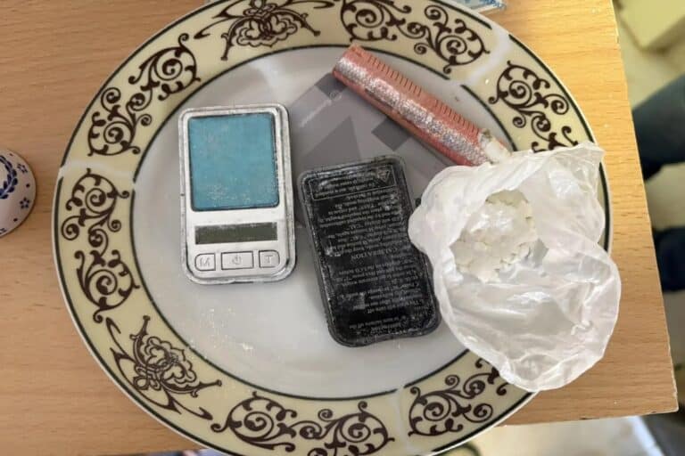 Θήρα: Εντοπίσθηκε από αστυνομικούς «καβάτζα» ναρκωτικών σε κατοικία 26χρονου – Είχε συλληφθεί για διακίνηση (εικόνες)