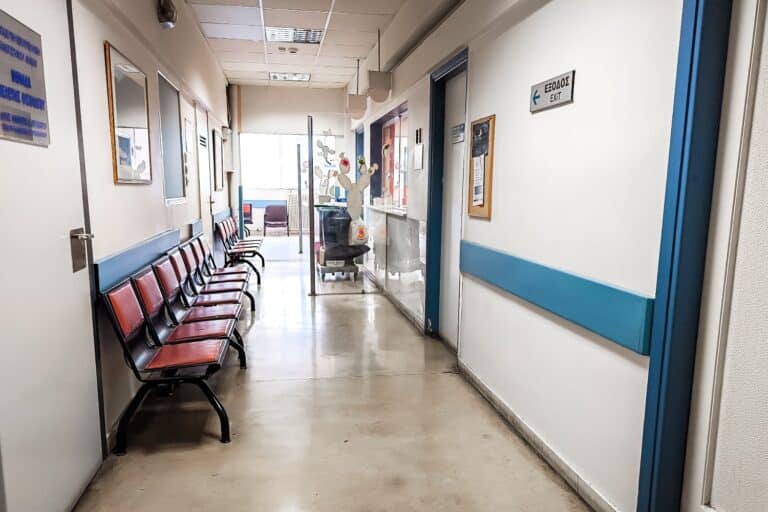 Αλλαγές στον ΑΜΚΑ: Τι προβλέπει η νέα εγκύκλιος για τη δωρεάν περίθαλψη των ανασφάλιστων