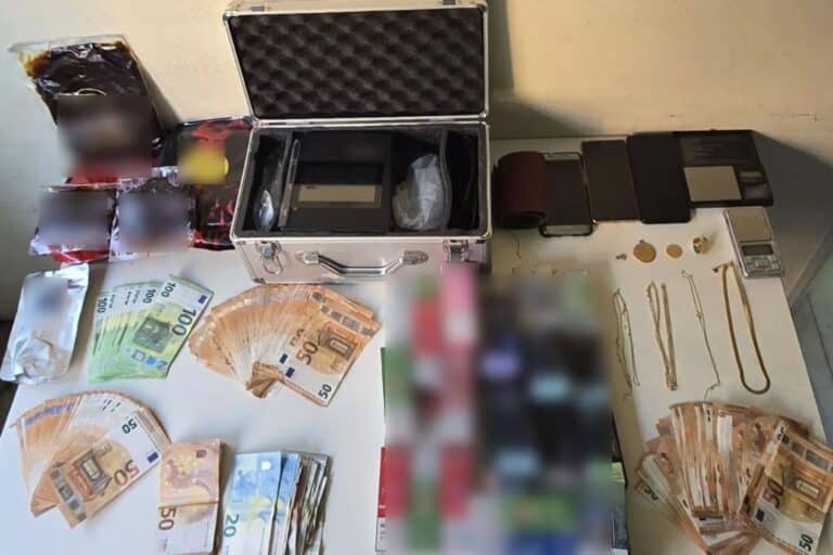 Ομόνοια: Συνελήφθη 35χρονος αλλοδαπός – Έκρυβε κλοπιμαία σε μίνι μάρκετ που λειτουργούσε ως «βιτρίνα»