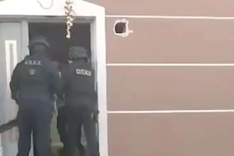 Έφοδος της ΕΛ.ΑΣ σε σπίτια στη Δυτική Αττική – Συνελήφθησαν 11 άτομα (βίντεο)