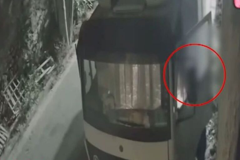 Πειραιάς: Η στιγμή που τέσσερις νεαροί κλέβουν φορτηγό – «Έφυγαν μέσα σε επτά λεπτά» (βίντεο)