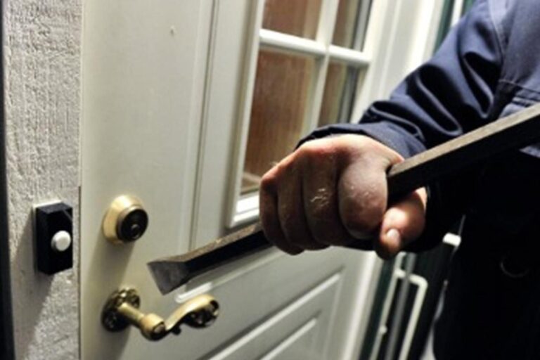 Ποια σημάδια αποκαλύπτουν ότι λείπουμε από το σπίτι- Τι πρέπει να κάνουμε για να προστατευτούμε από τους διαρρήκτες (βίντεο)