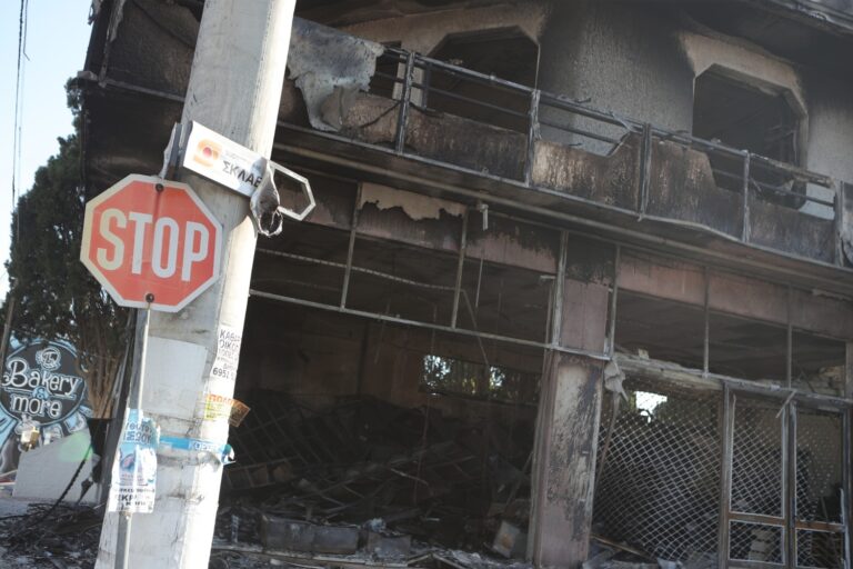 Πώς έγινε το μοιραίο δυστύχημα στο Κορωπί με τον νεκρό οδηγό – Τι ερευνά η Τροχαία (εικόνες & βίντεο)