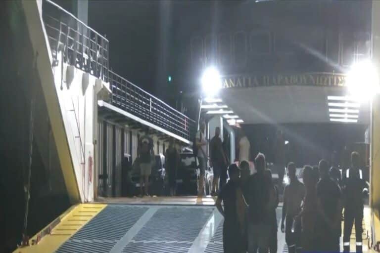 Εύβοια: Στο λιμάνι των Νέων Στύρων το φέρι μποτ (βίντεο)