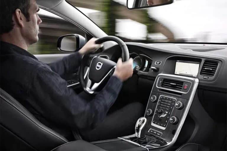 Αυτοκίνητο: Πόσα χιλιόμετρα μένουν όταν ανάψει το λαμπάκι της βενζίνης 