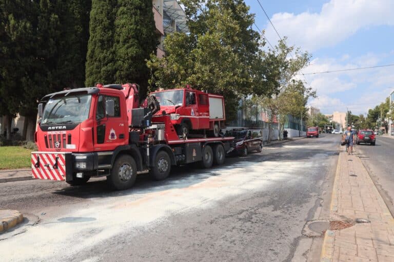 Εκτροπή πυροσβεστικού οχήματος στη Νέα Χαλκηδόνα: Ένας τραυματίας – Πού διεκόπη η κυκλοφορία