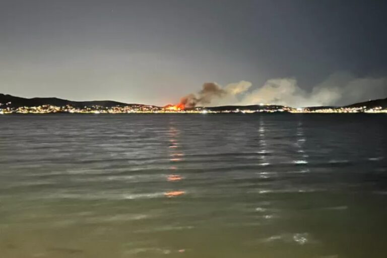 Φωτιά στη Σαλαμίνα – Ήχησε το 112, που διακόπηκε η κυκλοφορία των οχημάτων