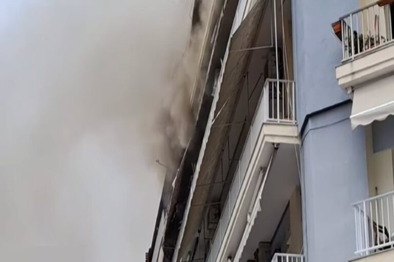 Σέρρες: Εκτεταμένες ζημιές σε διαμέρισμα που τυλίχθηκε στις φλόγες (βίντεο)