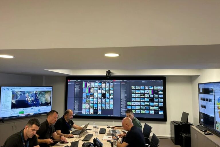 Στην καρδιά του ΕΣΚΕΔΙΚ – Το επιχειρησιακό κέντρο όπου δίνεται η μάχη με τις φλόγες σε όλη τη χώρα